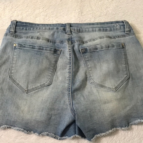 Kenzie Embroidered Floral Jean shorts Size 10 - Picture 5 of 7